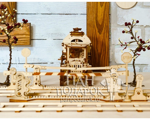 Деревянный 3D конструктор-пазл Ugears «Переезд и рельсы»